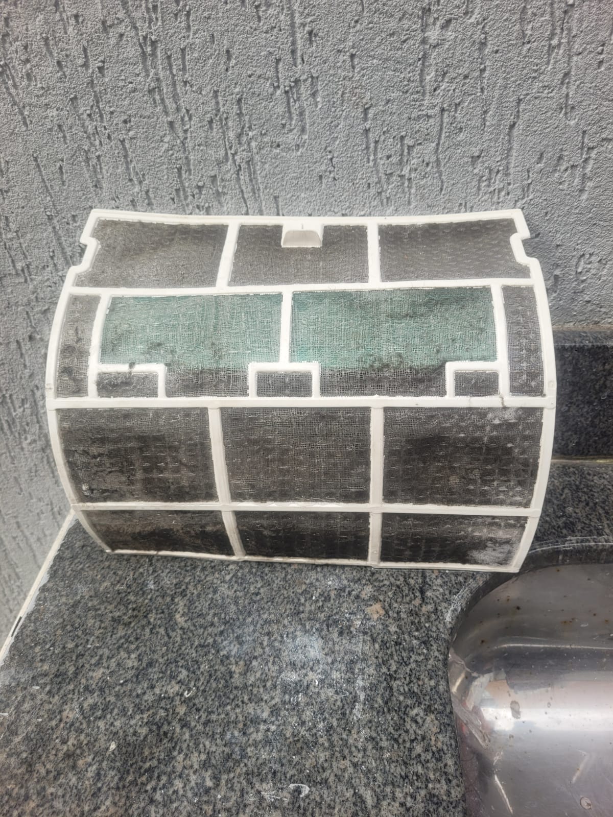 Filtro de ar-condicionado colmatado de poeira e ácaros antes da limpeza