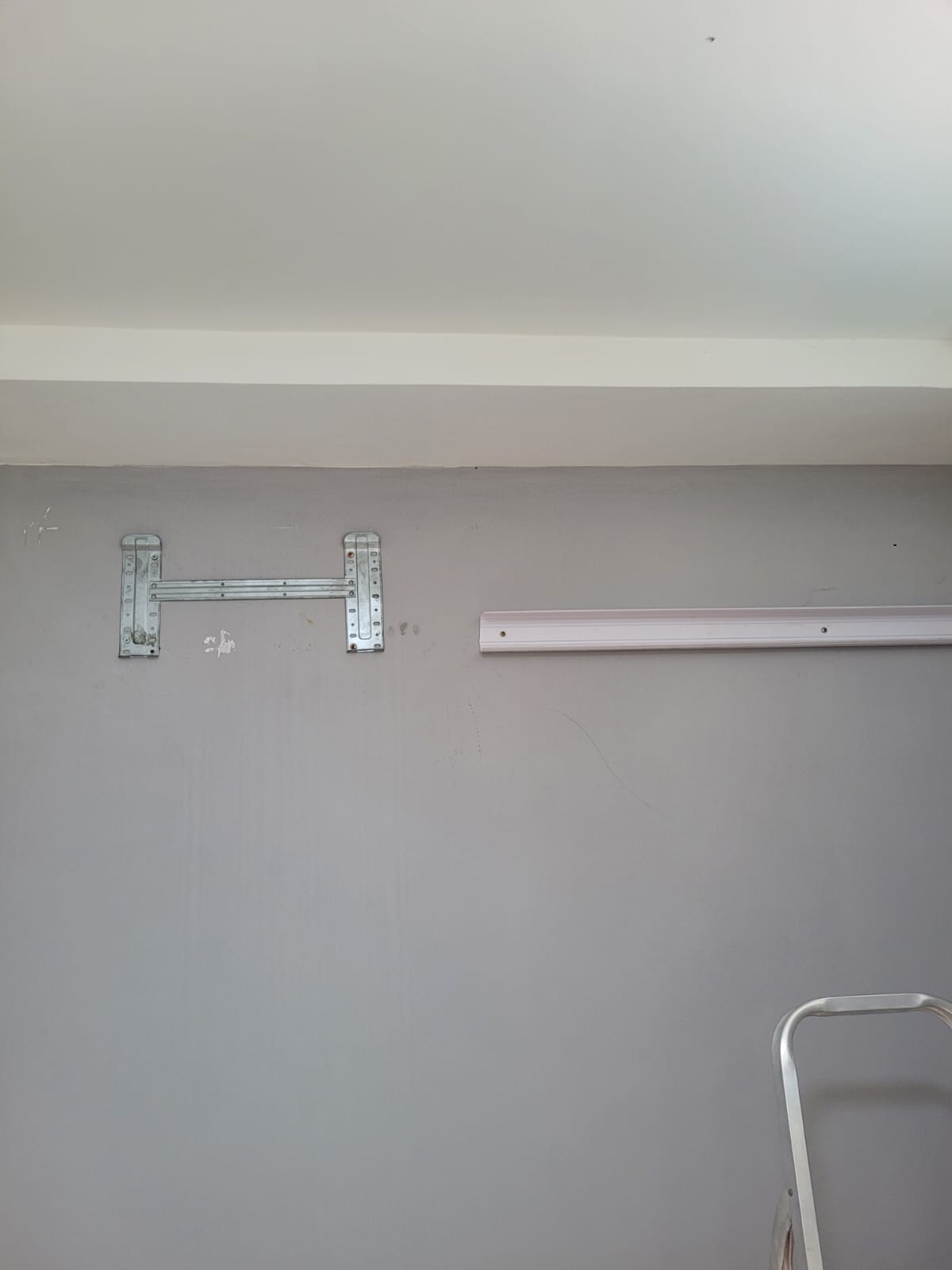 Etapa 1: Fixação do suporte estrutural com nível de precisão